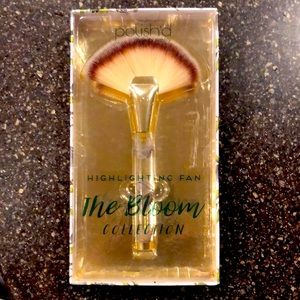 The Bloom Highlighting Fan - beautiful make up rush